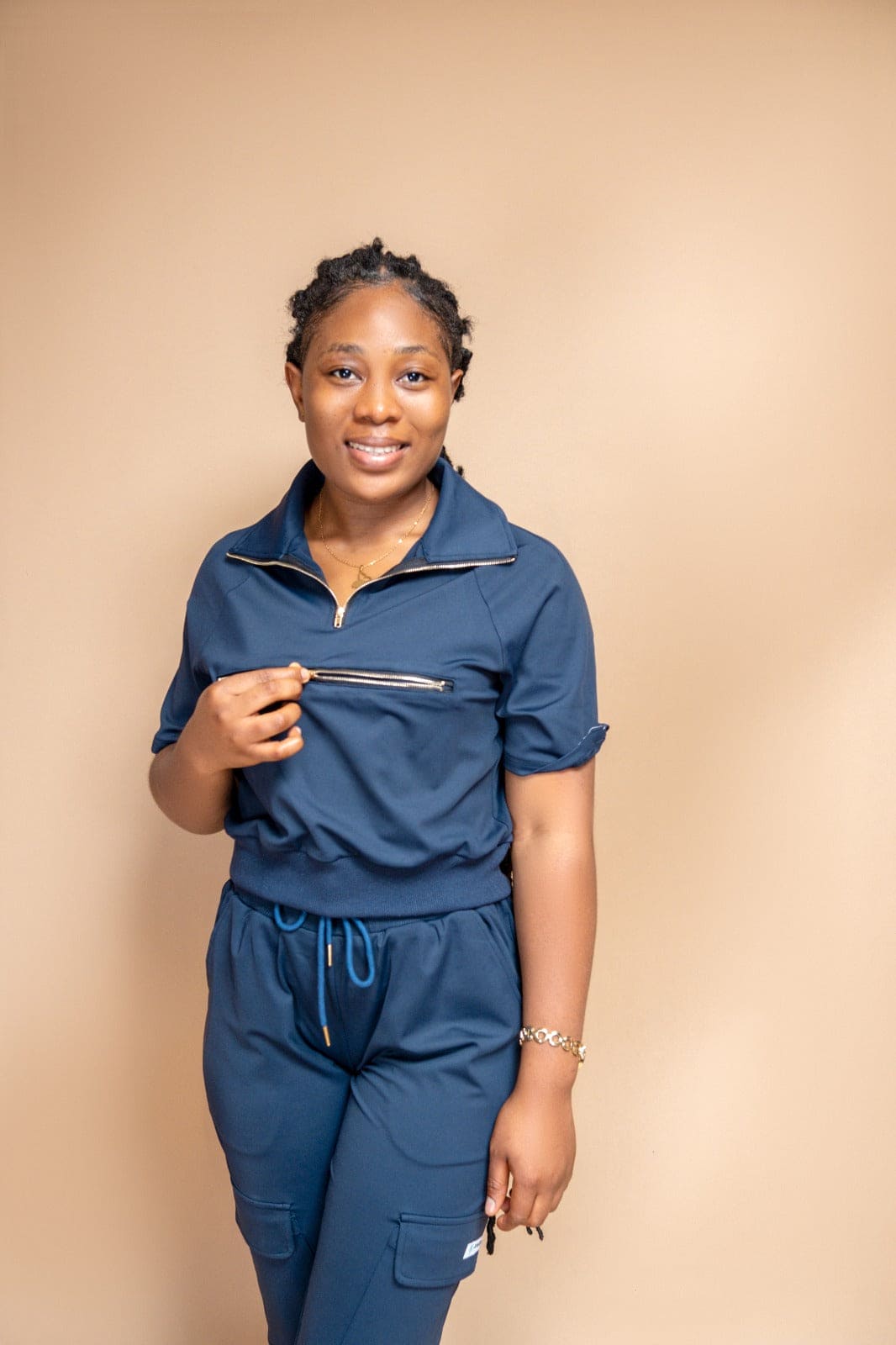 Women’s Short Sleeve Scrub Top With Front Zipper Pocket