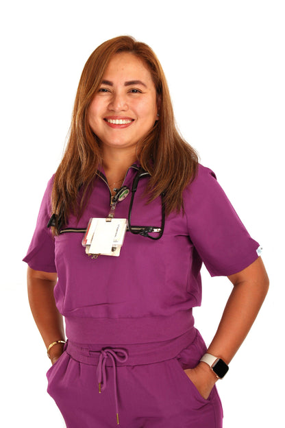 Women’s Short Sleeve Scrub Top With Front Zipper Pocket