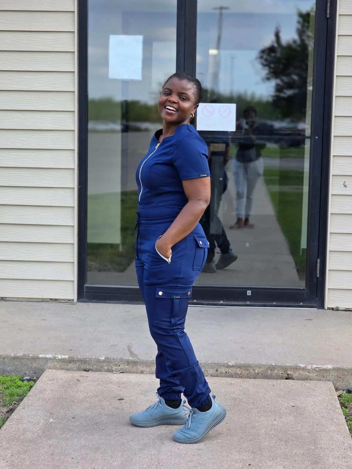 Women’s Tuck in Half Middle Zipper Scrub Top